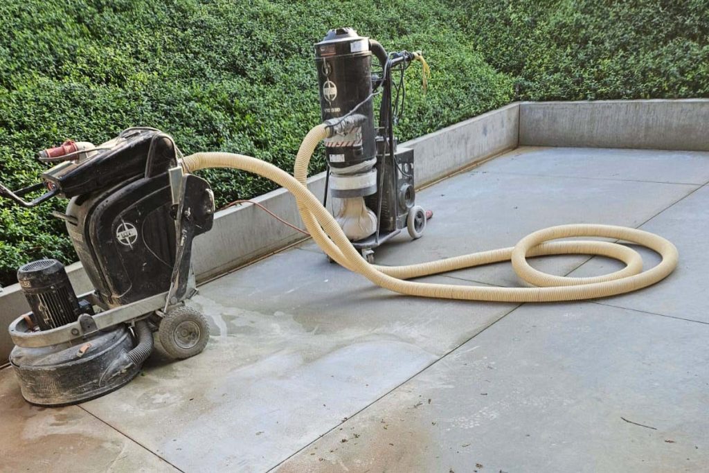Roest verwijderen betonvloer